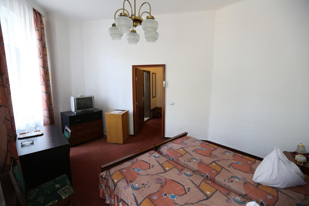 Banat Hotel Bukarest Szoba fotó