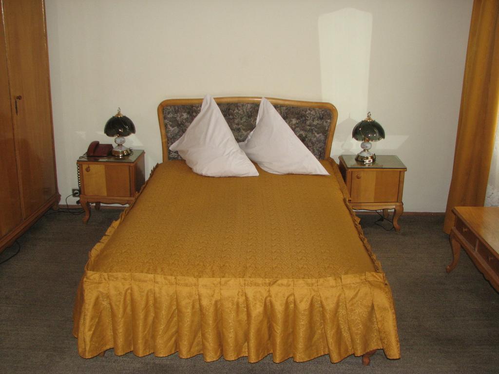 Banat Hotel Bukarest Szoba fotó